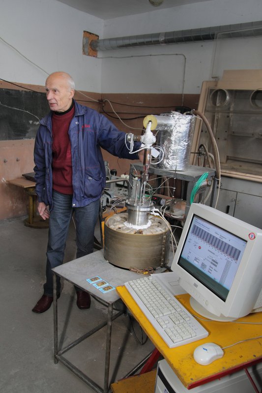 Gatavošanās eksperimentam, kurā tiks izmēģināta svina-zelta eitektikas (maisījuma) PbAu piemērotība izmantošanai šķidro metālu kontūrā. Eksperimenta sekmīga rezultāta gadījumā maisījums tiks izmantots European Spallation Source projektā. Latvijas Universitātes Fizikas institūta pētnieks Ernests Platacis demonstrē ierīci, ar kuru tiks iegūta svina-zelta eitektika.