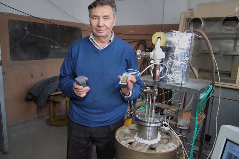 Gatavošanās eksperimentam, kurā tiks izmēģināta svina-zelta eitektikas (maisījuma) PbAu piemērotība izmantošanai šķidro metālu kontūrā. Eksperimenta sekmīga rezultāta gadījumā maisījums tiks izmantots European Spallation Source projektā. Latvijas Universitātes Fizikas institūta pētnieks Alberts Romančuks, kurš kausēs zeltu. Vienā rokā - svins, otrā - zelts.