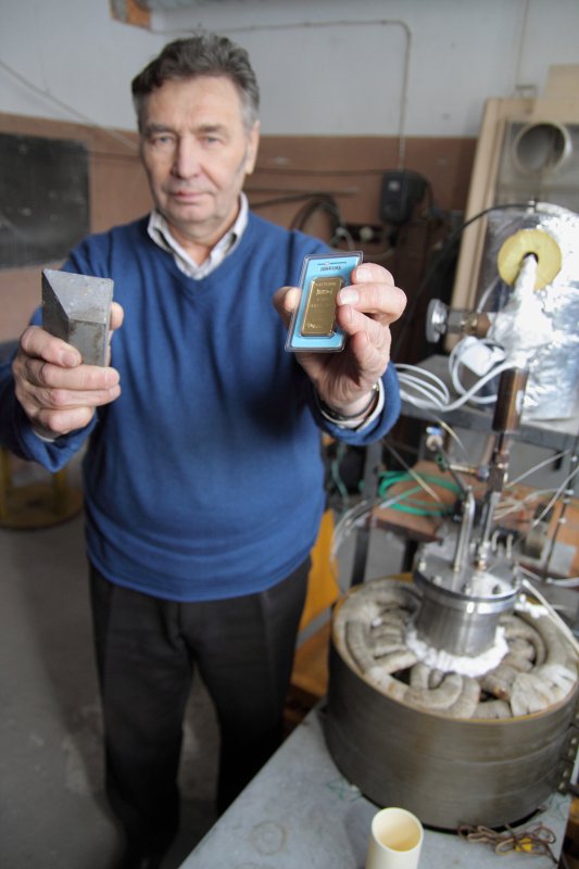Gatavošanās eksperimentam, kurā tiks izmēģināta svina-zelta eitektikas (maisījuma) PbAu piemērotība izmantošanai šķidro metālu kontūrā. Eksperimenta sekmīga rezultāta gadījumā maisījums tiks izmantots European Spallation Source projektā. Latvijas Universitātes Fizikas institūta pētnieks Alberts Romančuks, kurš kausēs zeltu. Vienā rokā - svins, otrā - zelts.