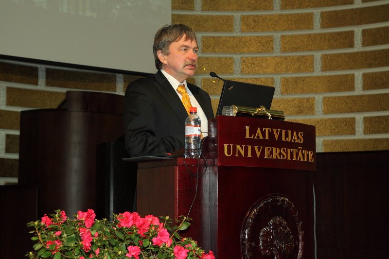 Latvijas Universitātes 68. zinātniskās konferences plenārsēde. LU zinātņu prorektors prof. Indriķis Muižnieks.
