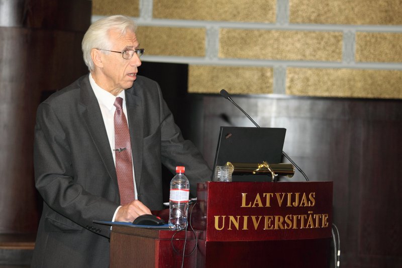 Latvijas Universitātes 68. zinātniskās konferences plenārsēde. Prof. Edvīns Karnītis.