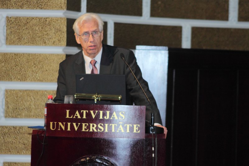 Latvijas Universitātes 68. zinātniskās konferences plenārsēde. Prof. Edvīns Karnītis.