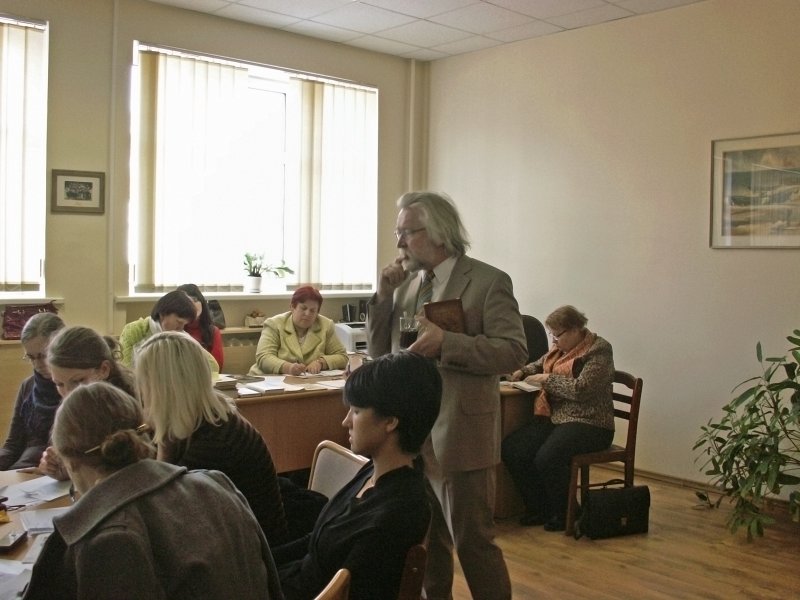 LU Humanitāro zinātņu fakultātes studentu un mācībspēku diskusija ar skolēniem Jelgavas Valsts ģimnāzijā. LU Humanitāro zinātņu fakultātes asoc. prof. Viesturs Vecgrāvis.