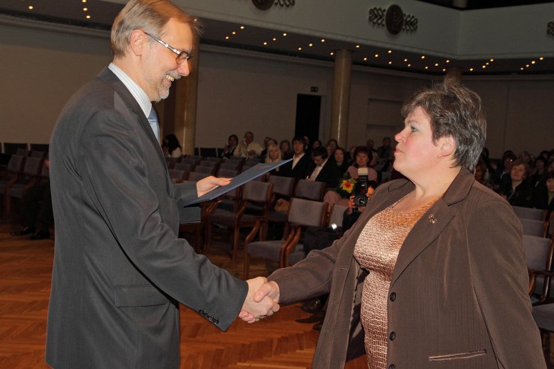 Latvijas Universitātes darbinieku sapulce. LU 2009. gada labāko darbinieku sveikšana. LU rektors Mārcis Auziņš sveic SZF izpilddirektori Gitu Blauu.