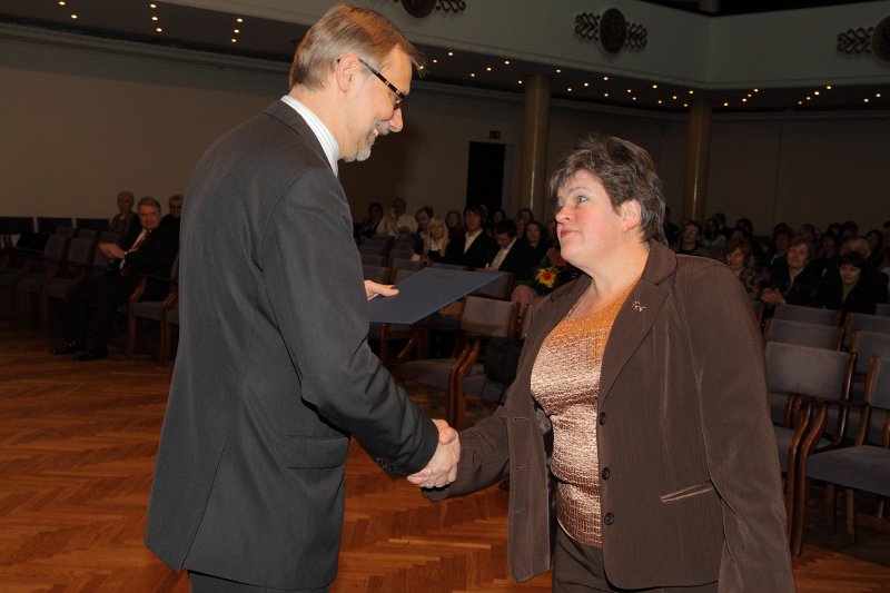 Latvijas Universitātes darbinieku sapulce. LU 2009. gada labāko darbinieku sveikšana. LU rektors Mārcis Auziņš sveic SZF izpilddirektori Gitu Blauu.