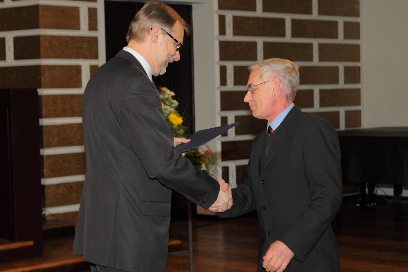 Latvijas Universitātes darbinieku sapulce. LU 2009. gada labāko darbinieku sveikšana. LU rektors Mārcis Auziņš sveic FMF izpilddirektoru Visvaldi Neimani.