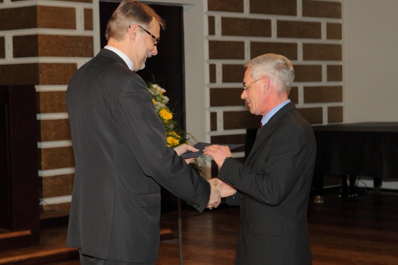 Latvijas Universitātes darbinieku sapulce. LU 2009. gada labāko darbinieku sveikšana. LU rektors Mārcis Auziņš sveic FMF izpilddirektoru Visvaldi Neimani.