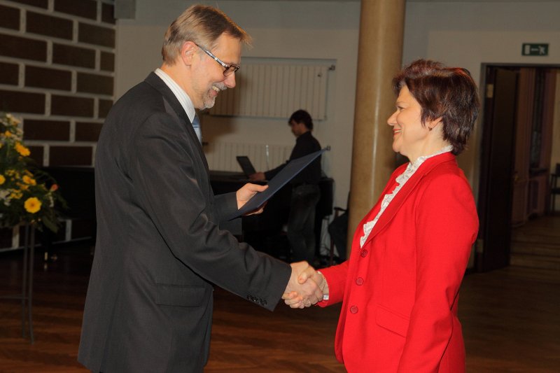 Latvijas Universitātes darbinieku sapulce. LU 2009. gada labāko darbinieku sveikšana. LU rektors Mārcis Auziņš sveic ĶF izpilddirektori Daci Silarāju.