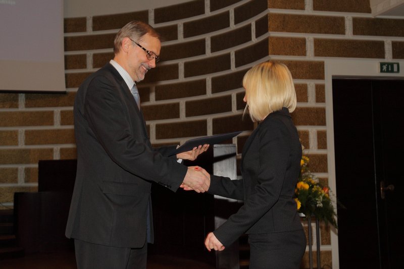 Latvijas Universitātes darbinieku sapulce. LU 2009. gada labāko darbinieku sveikšana. LU rektors Mārcis Auziņš sveic JF dekāna p.i. Anitu Rodiņu.