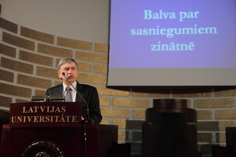 Latvijas Universitātes darbinieku sapulce. LU Gada balvas par sasniegumiem zinātnē pasniegšana. LU zinātņu prorektors prof. Indriķis Muižnieks.