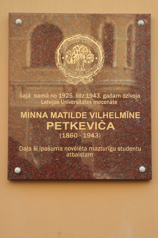 Latvijas Universitātes mecenātes M.M.V. Petkevičs 150. dzimšanas dienas piemiņas pasākums. LU mecenātei Minnai Matildei Vilhelmīnei Petkevičai veltīta piemiņas plāksne pie nama K.Barona ielā 28a.