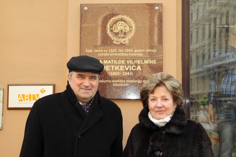 Latvijas Universitātes mecenātes M.M.V. Petkevičs 150. dzimšanas dienas piemiņas pasākums. LU direktors Atis Peičs un 
LU Fonda mecenātes M. M. V. Petkevičs LU pilnvarotā pārstāve Rūta Krastiņa pie M. M. V. Petkevičai veltītās piemiņas plāksnes pie nama K.Barona ielā 28a.