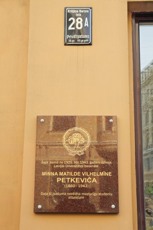 Latvijas Universitātes mecenātes M.M.V. Petkevičs 150. dzimšanas dienas piemiņas pasākums. LU mecenātei Minnai Matildei Vilhelmīnei Petkevičai veltīta piemiņas plāksne pie nama K.Barona ielā 28a.