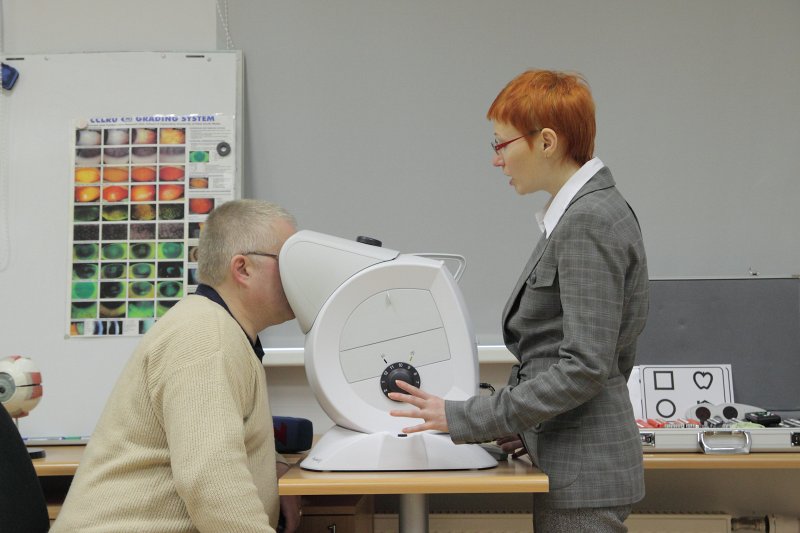 Projekta 'Latvijas skolēnu redzes skrīnings' pirmo rezultātu prezentācija. Maģistrante Jeļena Slabcova veic redzes pārbaudi ar redzes skrīninga iekārtu 'ESSILOR ERGOVISION – Physiological Visiotest', kas iegādāts ar 'Johnson&Johnson' atbalstu.