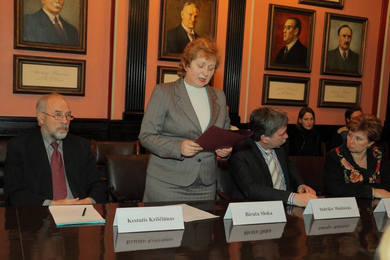 Doktorantūras skolas 'Baltijas jūras reģiona valstu integrācija ES nozīmīgākās sadarbības dimensijās' inaugurācija. No kreisās:
prof. Kestutis Kriščiūnas, Eiropas Institūta (Lietuvā) direktors; 
prof. Biruta Sloka; 
prof. Indriķis Muižnieks, LU zinātņu prorektors; 
prof. Tatjana Muravska, Doktorantūras skolas Vadības padomes priekšsēdētāja.