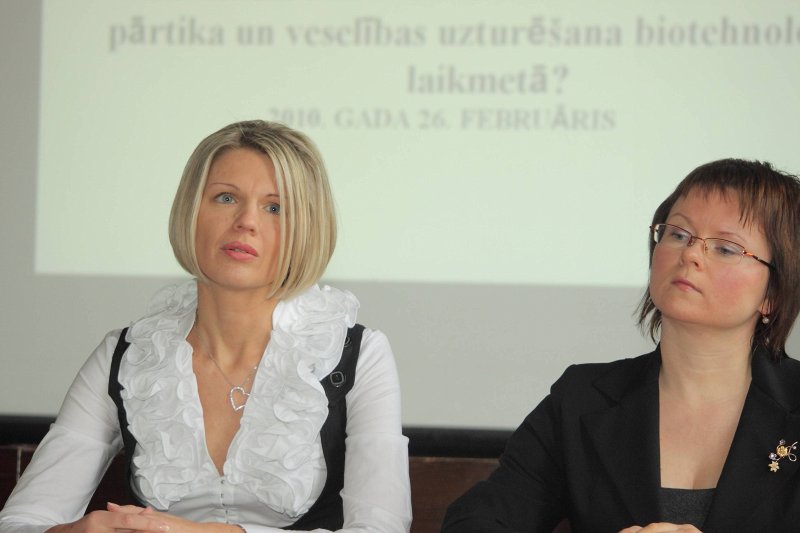 Preses konference par antropoloģijas lomu Latvijas sabiedrībā. Zinātnieces (no kreisās): 
Tatjana Tračevska un Una Riekstiņa.