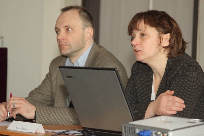 Preses konference par antropoloģijas lomu Latvijas sabiedrībā. Zinātnieki (no kreisās): 
Nils Rostoks un Aivita Putniņa.