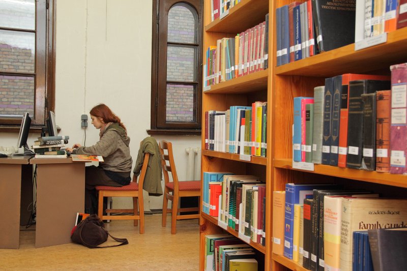 Daudznozaru bibliotēka: datorika, juridiskās zinātnes, teoloģija. null