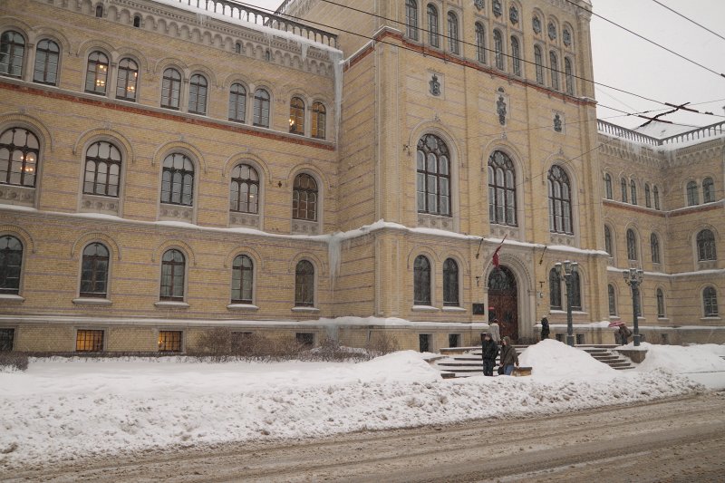 Latvijas Universitātes galvenā ēka sniegputenī. null