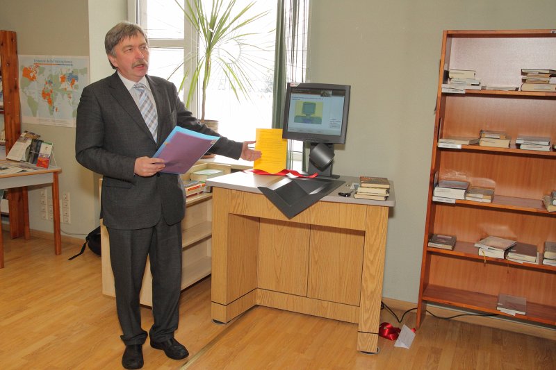 Pirmās grāmatu izsniegšanas - nodošanas pašapkalpošanās iekārtas atklāšana Latvijas Universitātes Bibliotēkas Humanitāro zinātņu bibliotēkā (Visvalža ielā 4a). LU zinātņu prorektors Indriķis Muižnieks.
