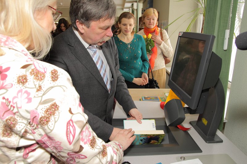 Pirmās grāmatu izsniegšanas - nodošanas pašapkalpošanās iekārtas atklāšana Latvijas Universitātes Bibliotēkas Humanitāro zinātņu bibliotēkā (Visvalža ielā 4a). Iekārtu atklāj LU zinātņu prorektors Indriķis Muižnieks izmēģina jauno iekārtu.