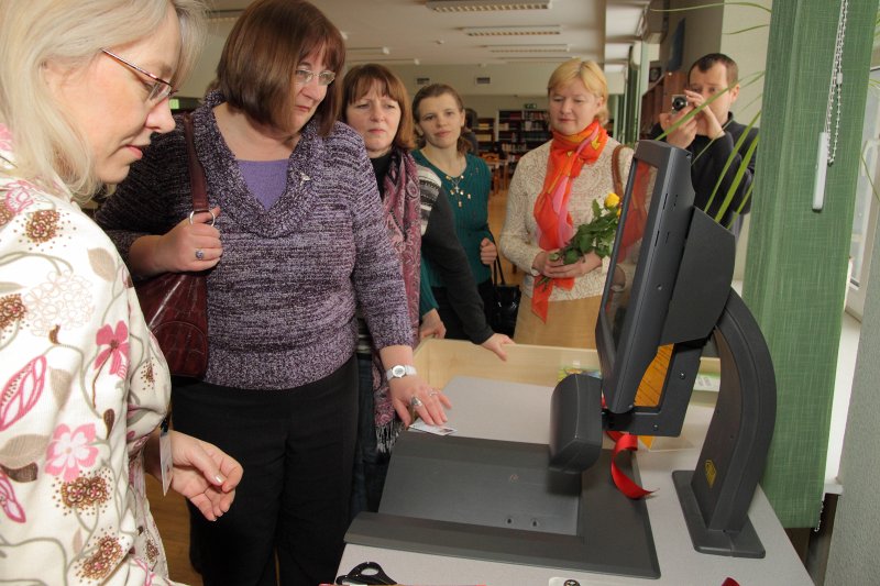 Pirmās grāmatu izsniegšanas - nodošanas pašapkalpošanās iekārtas atklāšana Latvijas Universitātes Bibliotēkas Humanitāro zinātņu bibliotēkā (Visvalža ielā 4a). null