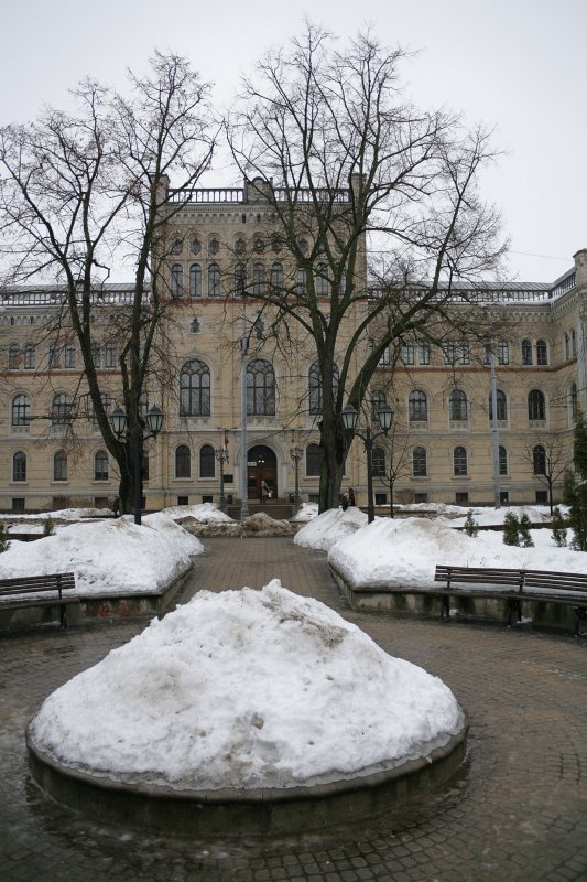 Latvijas Universitātes Pedagoģijas un psiholoģijas fakultātes ziemas izlaidums. LU galvenā ēka.