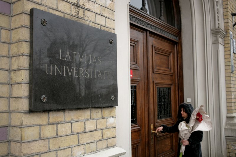 Latvijas Universitātes Pedagoģijas un psiholoģijas fakultātes ziemas izlaidums. LU galvenā ēka.