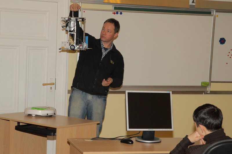 Robotikas klubiņa atklāšana Latvijas Universitātes Datorikas fakultātē. Robotikas klubiņa vadītājs asoc. prof. Leo Seļāvo.