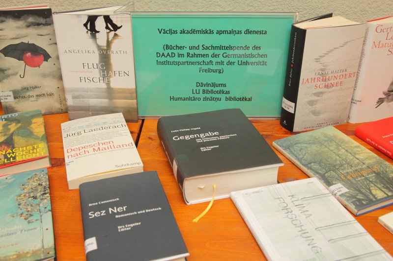 Vācijas akadēmisko un pētniecības iestāžu dāvinājuma prezentācija Latvijas Universitātes Bibliotēkas Humanitāro zinātņu bibliotēkā. Vācijas Zinātniskās pētniecības biedrības (Deutsche Forschungsgemeinschaft (DFG)) LU Bibliotēkas Humanitāro zinātņu bibliotēkai dāvināto grāmatu (7 000 eiro vērtībā) izstāde.