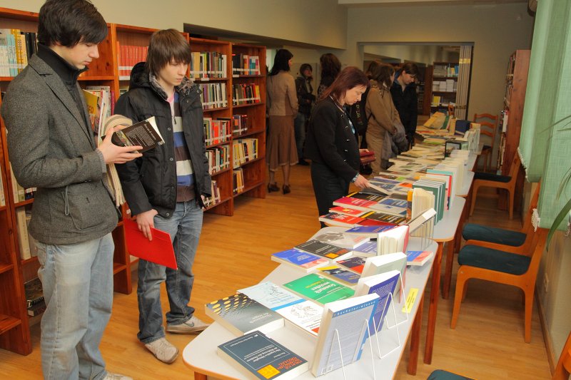 Vācijas akadēmisko un pētniecības iestāžu dāvinājuma prezentācija Latvijas Universitātes Bibliotēkas Humanitāro zinātņu bibliotēkā. Vācijas Zinātniskās pētniecības biedrības (Deutsche Forschungsgemeinschaft (DFG)) LU Bibliotēkas Humanitāro zinātņu bibliotēkai dāvināto grāmatu (7 000 eiro vērtībā) izstāde.