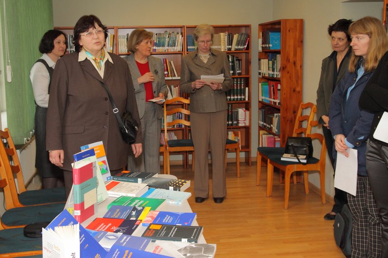 Vācijas akadēmisko un pētniecības iestāžu dāvinājuma prezentācija Latvijas Universitātes Bibliotēkas Humanitāro zinātņu bibliotēkā. Pa kreisi priekšplānā - LU Baltijas Ģermānistikas centra vadītāja asoc. prof. Silvija Pavidis.