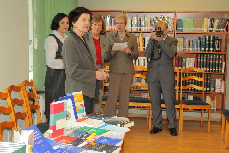 Vācijas akadēmisko un pētniecības iestāžu dāvinājuma prezentācija Latvijas Universitātes Bibliotēkas Humanitāro zinātņu bibliotēkā. Pa kreisi priekšplānā - LU Humanitāro zinātņu fakultātes dekāne prof. Ausma Cimdiņa.