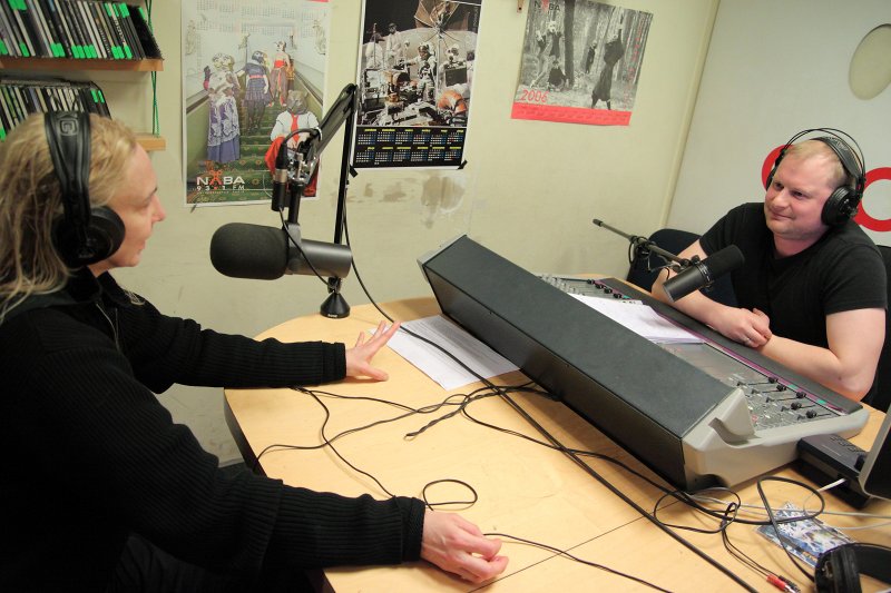 Leģendārās Ņujorkas post-punk grupas 'Swans' ilggadējā dalībniece, komponiste un māksliniece Jarboe  sniedz interviju Jānim Vugulam Latvijas Universitātes radio 'Naba' studijā. null