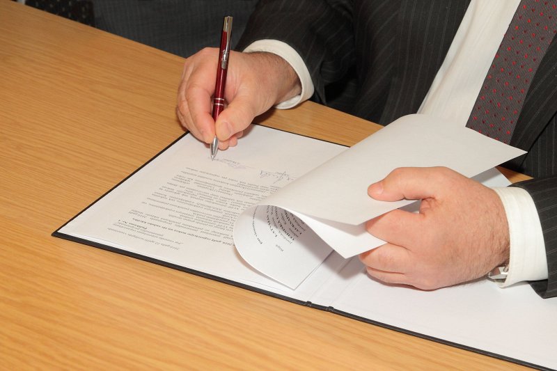 Līguma par vienotas elektroniskas pieteikšanās sistēmas izveidi un lietošanu 2010. gada studentu uzņemšanā parakstīšana (Valsts reģionālās attīstības aģentūrā (VRAA)). null