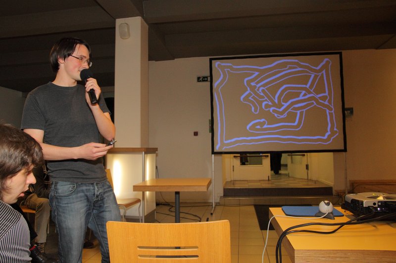 Zinātnes kafejnīca 'Lāzeri'. Fizikas un matemātikas fakultātes elektronikas inženieris un LU Lāzeru centra zinātnieks Juris Ulmanis demonstrē zīmēšanu ar lāzera palīdzību.