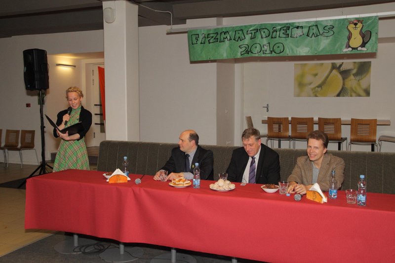 Fizmatdienu 2010 Personību vakars. No kreisās: 
vakara vadītāja Ilze Klepere; 
izdevniecības 'Lielvārds' valdes priekšsēdētājs Aivars Gribusts;  
LU Fizikas un matemātikas fakultātes docents Jānis Dzenis; 
'Nordic Training International' dibinātājs Uģis Strauss.