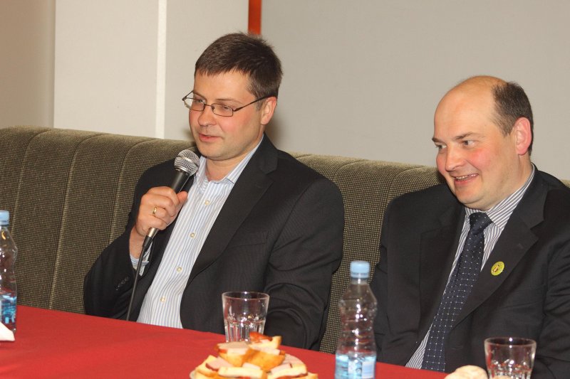 Fizmatdienu 2010 Personību vakars. No kreisās: 
Latvijas Republikas Ministru prezidents Valdis Dombrovskis; 
izdevniecības 'Lielvārds' valdes priekšsēdētājs Aivars Gribusts.