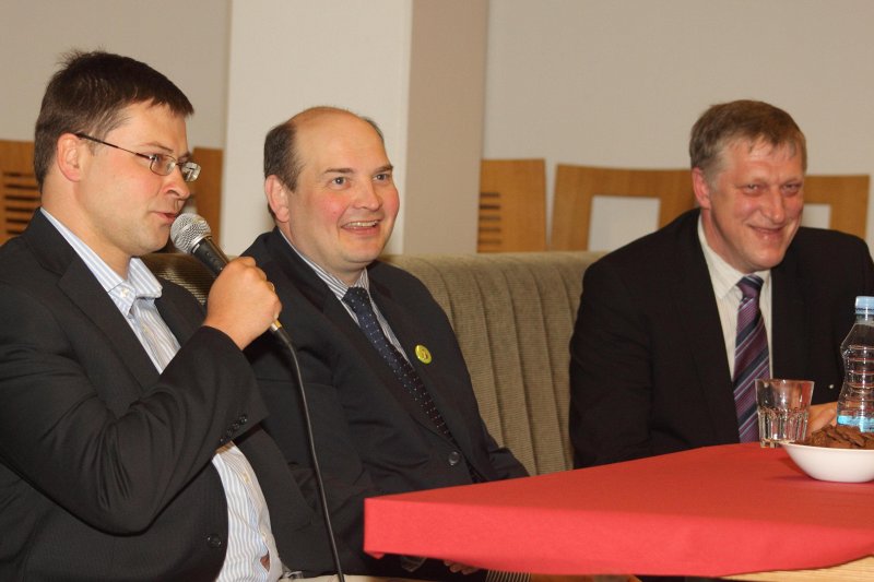 Fizmatdienu 2010 Personību vakars. No kreisās: 
Latvijas Republikas Ministru prezidents Valdis Dombrovskis; 
izdevniecības 'Lielvārds' valdes priekšsēdētājs Aivars Gribusts;  
LU Fizikas un matemātikas fakultātes docents Jānis Dzenis.