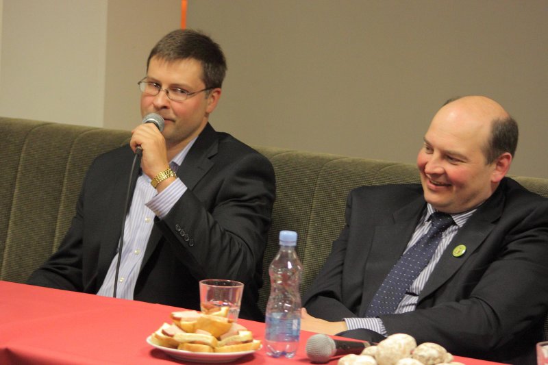 Fizmatdienu 2010 Personību vakars. No kreisās: 
Latvijas Republikas Ministru prezidents Valdis Dombrovskis; 
izdevniecības 'Lielvārds' valdes priekšsēdētājs Aivars Gribusts.