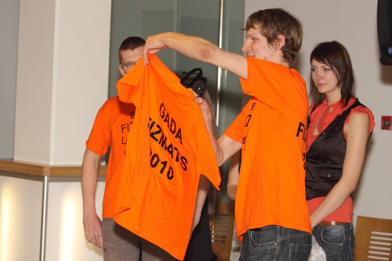 Fizmatdienu 2010 Personību vakars. 2009. gada Gada fizmats Valdis Zuters pasniedz 
 Gada fizmata 2010 kreklu Mārtiņam Sandaram.