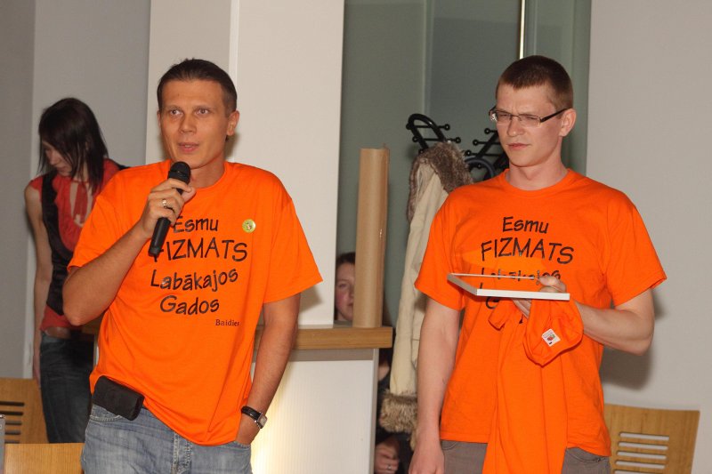 Fizmatdienu 2010 Personību vakars. No kreisās: 
'Accenture Latvija' direktors Maksims Jegorovs, 
Gada fizmats 2010 Mārtiņš Sandars.
