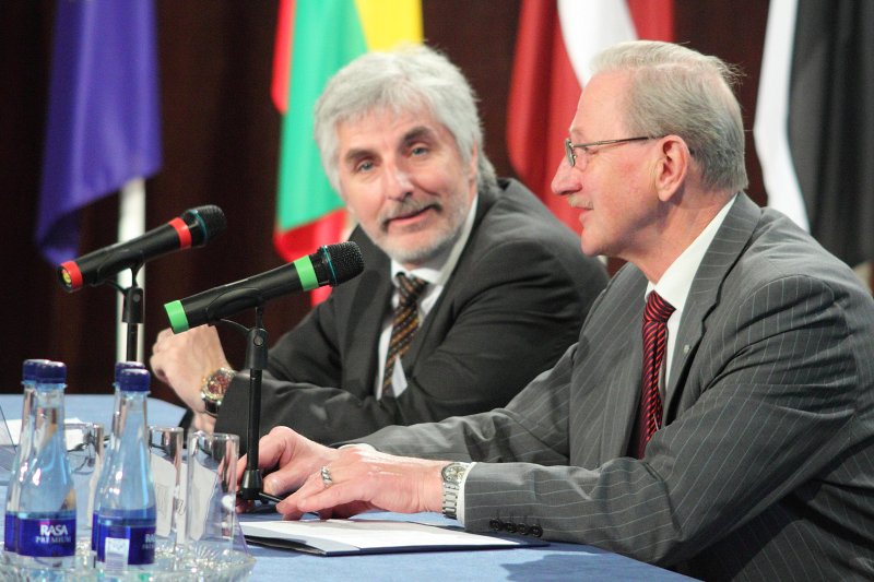Starptautiska zinātniskā konference '1990.gada 4.maija Latvijas Neatkarības deklarācija: starptautiskie un iekšpolitiskie aspekti'. Latvijas Juristu biedrības priekšsēdētājs Aivars Borovkovs (pa kreisi) un jurists Aivars Endziņš.