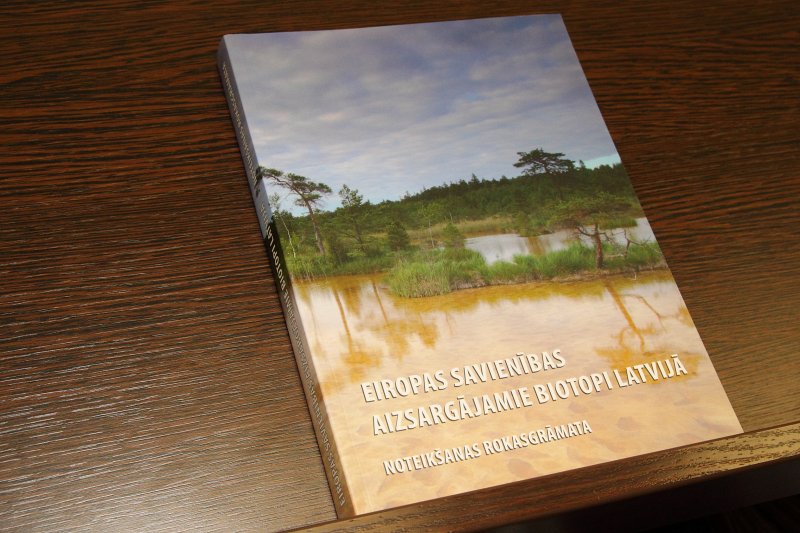 Izdevuma 'Eiropas Savienības aizsargājamie biotopi Latvijā. Noteikšanas rokasgrāmata' prezentācija (LU ĢZZF bibliotēkā). null