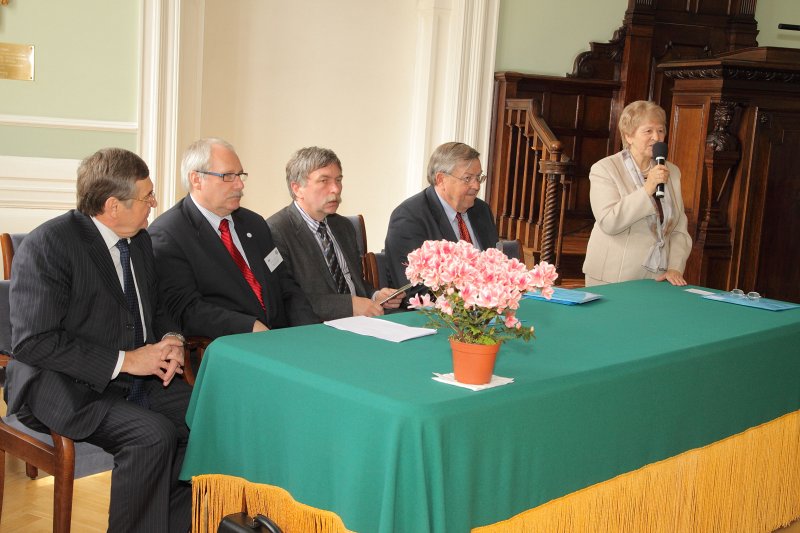 Eiropas Skolotāju izglītotāju asociācijas konference '21.gs. skolotājs: kvalitatīva izglītība kvalitatīvām mācībām'. No kreisās: 
LU Pedagoģijas un psiholoģijas fakultātes dekāns prof. Andris Kangro; 
Latvijas Rektoru padomes ģenerālsekretārs prof. Andrejs Rauhvargers; 
LU zinātņu prorektors Indriķis Muižnieks; 
Mičigānas universitātes (ASV) profesors Mariss A.Vinovskis; 
prof. Irēna Žogla.