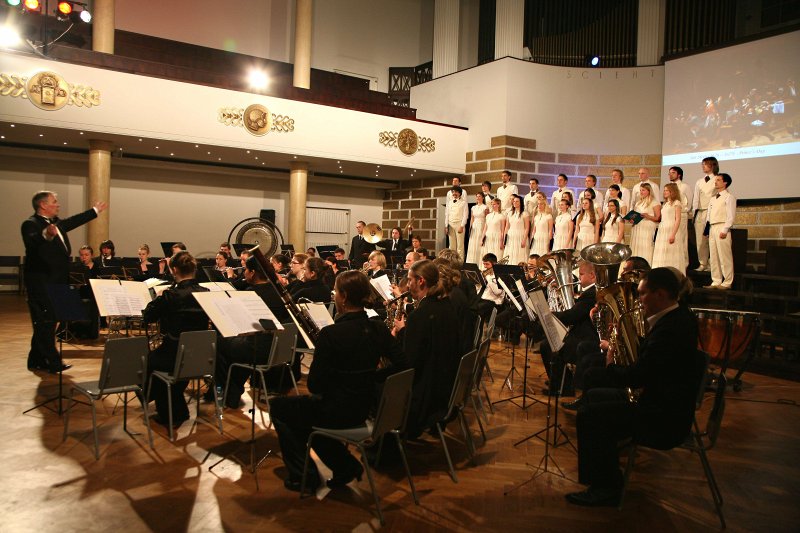 Latvijas Universitātes Lielajai aulai veltīta programma 'Muzeju nakts' ietvaros. LU jauktais koris 'DeCoro' un LU Pūtēju orķestris.