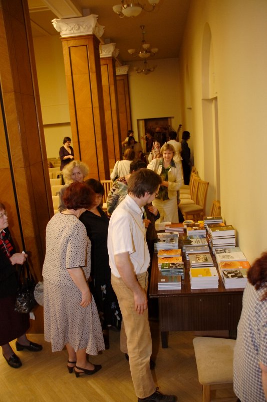 LU Literatūras, folkloras un mākslas institūta rīkota konference 'Meklējumi un atradumi'. Latvijas Universitātes Literatūras, folkloras un mākslas institūta apgāda un izdevniecības 'Zinātne' grāmatu galds.