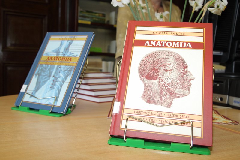Kamitas Eglītes grāmatas 'Anatomija' (2. daļa) atvēršana Latvijas Universitātes 
Bioloģijas zinātņu bibliotēkā. null