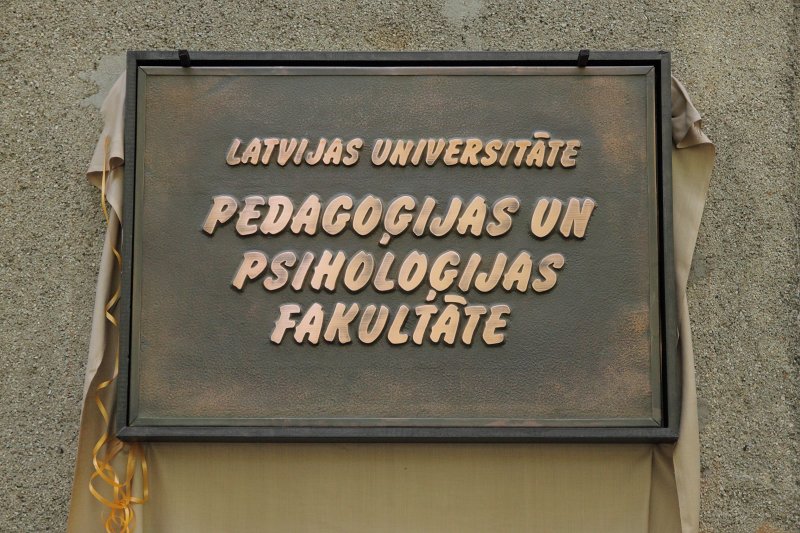 Latvijas Universitātes Pedagoģijas un psiholoģijas fakultātes jaunā nosaukuma – 'Pedagoģijas, psiholoģijas un mākslas fakultāte' (PPMF) svētki. LU PPMF vecā nosaukuma plāksne.