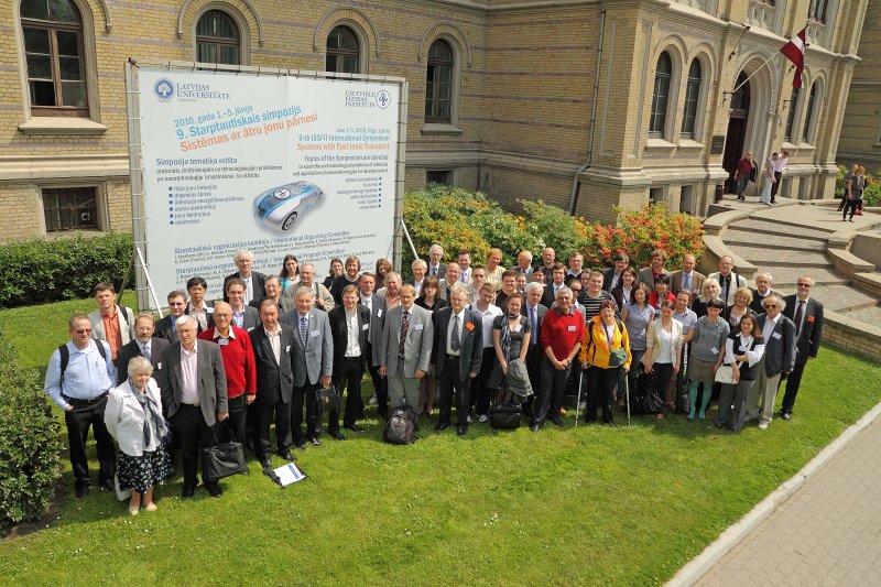 9.Starptautiskais simpozijs par sistēmām ar ātru jonu transportu – ISSFIT 2010 (International Symposium on Systems with Fast Ionic Transport). Dalībnieku kopbilde.